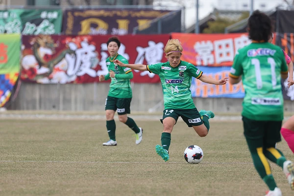 伊賀FCくノ一三重 試合中の選手